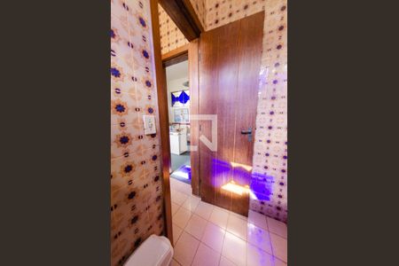 Casa à venda com 595m², 6 quartos e 4 vagas Casa à venda com 595m², 6 quartos e 4 vagasBanheiro 1