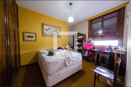 Casa à venda com 595m², 6 quartos e 4 vagas Casa à venda com 595m², 6 quartos e 4 vagasQuarto 6