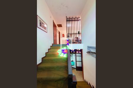 Casa à venda com 595m², 6 quartos e 4 vagas Casa à venda com 595m², 6 quartos e 4 vagasEscada