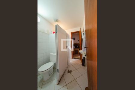 Casa à venda com 595m², 6 quartos e 4 vagas Casa à venda com 595m², 6 quartos e 4 vagasBanheiro 2