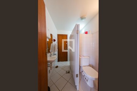 Casa à venda com 595m², 6 quartos e 4 vagas Casa à venda com 595m², 6 quartos e 4 vagasBanheiro 2