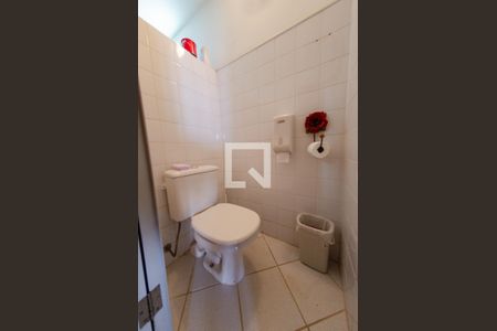 Casa à venda com 595m², 6 quartos e 4 vagas Casa à venda com 595m², 6 quartos e 4 vagasBanheiro 2