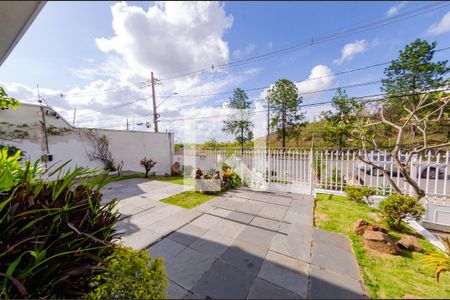 Casa à venda com 595m², 6 quartos e 4 vagas Casa à venda com 595m², 6 quartos e 4 vagasÁrea da frente