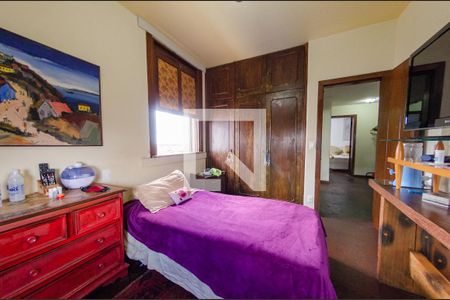 Casa à venda com 595m², 6 quartos e 4 vagas Casa à venda com 595m², 6 quartos e 4 vagasQuarto 4