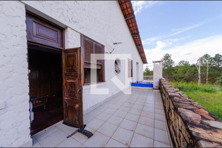 Casa à venda com 595m², 6 quartos e 4 vagas Casa à venda com 595m², 6 quartos e 4 vagasVaranda