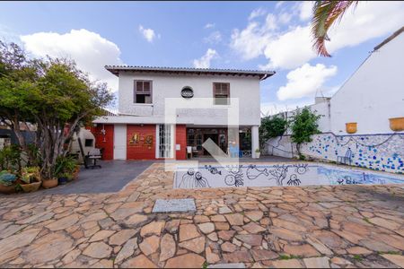 Casa à venda com 595m², 6 quartos e 4 vagas Casa à venda com 595m², 6 quartos e 4 vagasQuintal