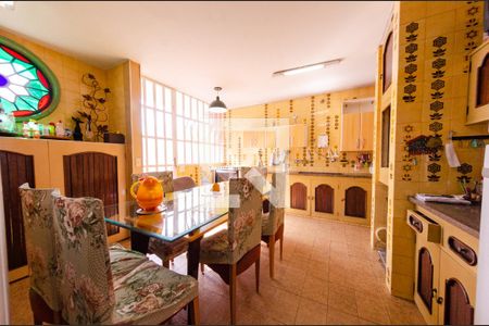 Casa à venda com 595m², 6 quartos e 4 vagas Casa à venda com 595m², 6 quartos e 4 vagasCozinha