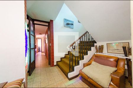 Casa à venda com 595m², 6 quartos e 4 vagas Casa à venda com 595m², 6 quartos e 4 vagasEscada