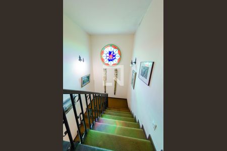 Casa à venda com 595m², 6 quartos e 4 vagas Casa à venda com 595m², 6 quartos e 4 vagasEscada