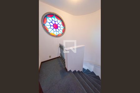 Casa à venda com 595m², 6 quartos e 4 vagas Casa à venda com 595m², 6 quartos e 4 vagasEscada 2