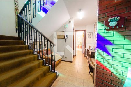 Casa à venda com 595m², 6 quartos e 4 vagas Casa à venda com 595m², 6 quartos e 4 vagasEscada