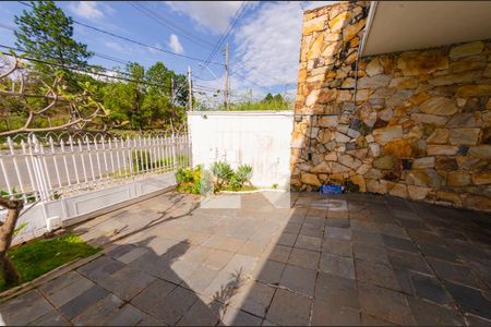 Casa à venda com 595m², 6 quartos e 4 vagas Casa à venda com 595m², 6 quartos e 4 vagasÁrea da frente