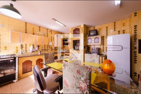 Casa à venda com 595m², 6 quartos e 4 vagas Casa à venda com 595m², 6 quartos e 4 vagasCozinha