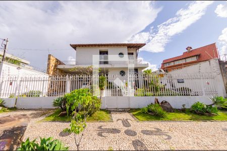 Casa à venda com 595m², 6 quartos e 4 vagas Casa à venda com 595m², 6 quartos e 4 vagasFachada