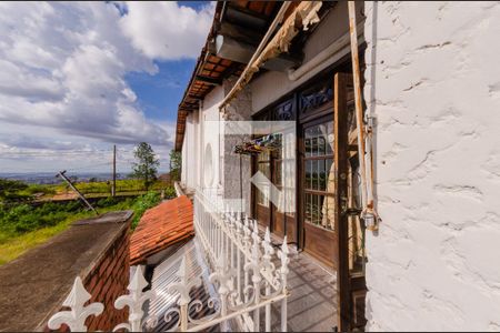 Casa à venda com 595m², 6 quartos e 4 vagas Casa à venda com 595m², 6 quartos e 4 vagasVaranda