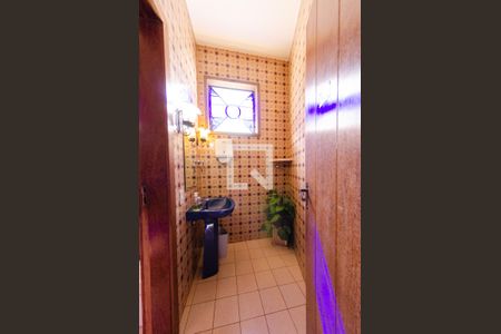 Casa à venda com 595m², 6 quartos e 4 vagas Casa à venda com 595m², 6 quartos e 4 vagasBanheiro 1