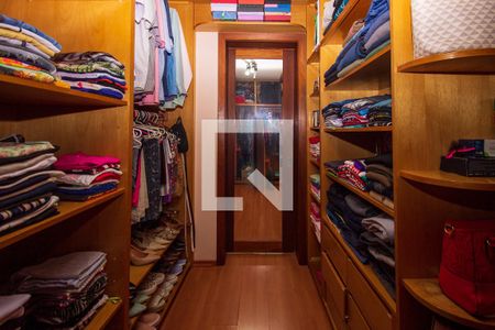 Casa de condomínio à venda com 288m², 3 quartos e 3 vagas Casa de condomínio à venda com 288m², 3 quartos e 3 vagasCloset da suíte
