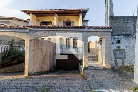 Casa à venda com 300m², 3 quartos e 6 vagas Casa à venda com 300m², 3 quartos e 6 vagasFachada