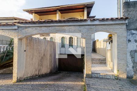 Casa à venda com 300m², 3 quartos e 6 vagas Casa à venda com 300m², 3 quartos e 6 vagasFachada