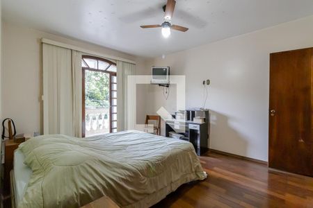 Casa à venda com 300m², 3 quartos e 6 vagas Casa à venda com 300m², 3 quartos e 6 vagasSuíte