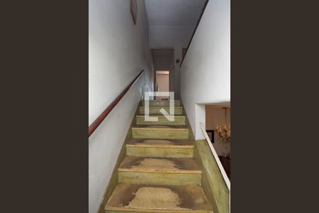 Casa à venda com 260m², 3 quartos e 5 vagas Casa à venda com 260m², 3 quartos e 5 vagasEscada - Acesso Quartos e Banheiros