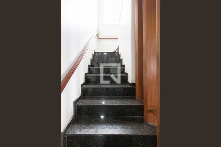 Casa à venda com 365m², 3 quartos e 3 vagasEscada