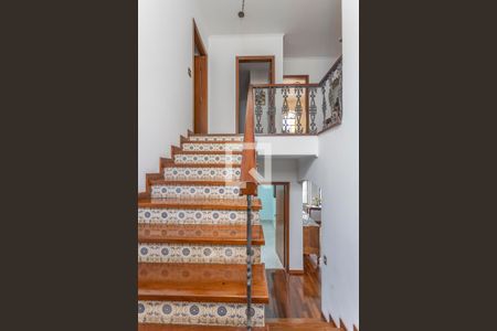 Casa à venda com 280m², 4 quartos e 4 vagas Casa à venda com 280m², 4 quartos e 4 vagasEscada