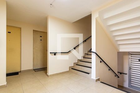 Apartamento à venda com 54m², 2 quartos e 1 vaga Apartamento à venda com 54m², 2 quartos e 1 vagaEscada de acesso