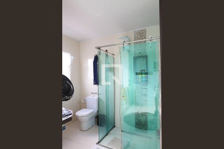 Casa à venda com 250m², 5 quartos e 2 vagas Casa à venda com 250m², 5 quartos e 2 vagasBanheiro da Suite