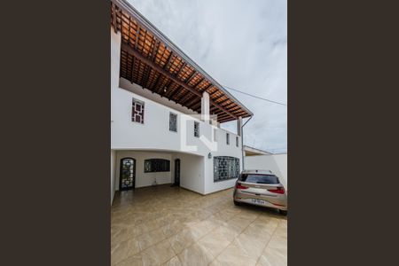 Casa à venda com 222m², 3 quartos e 3 vagasFachada