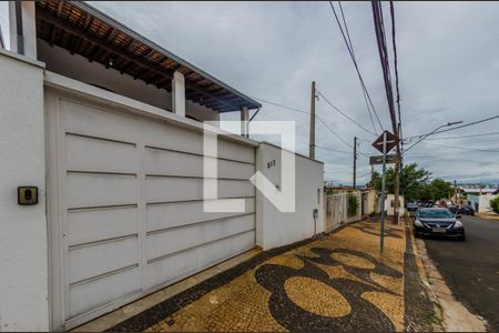 Casa à venda com 222m², 3 quartos e 3 vagasFachada