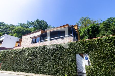 Casa à venda com 350m², 6 quartos e 6 vagas Casa à venda com 350m², 6 quartos e 6 vagasFachada