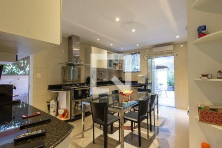 Casa à venda com 350m², 6 quartos e 6 vagas Casa à venda com 350m², 6 quartos e 6 vagasCozinha