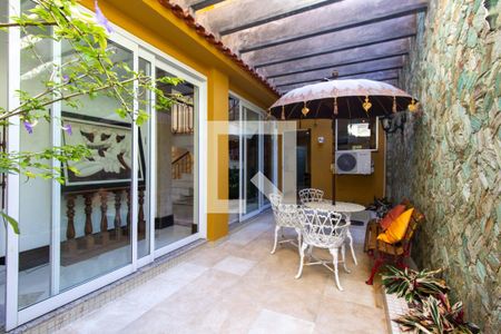 Casa à venda com 350m², 6 quartos e 6 vagas Casa à venda com 350m², 6 quartos e 6 vagasVaranda Interna 1º Andar