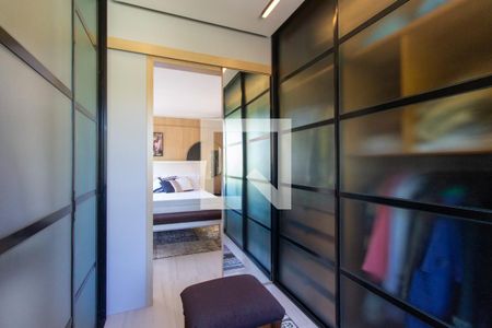 Casa à venda com 350m², 6 quartos e 6 vagas Casa à venda com 350m², 6 quartos e 6 vagasCloset Suite 1