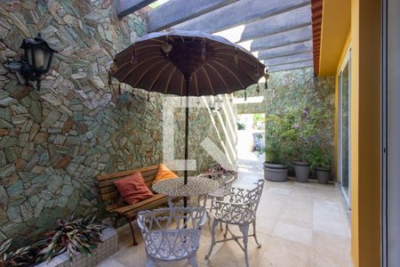 Casa à venda com 350m², 6 quartos e 6 vagas Casa à venda com 350m², 6 quartos e 6 vagasVaranda Interna 1º Andar