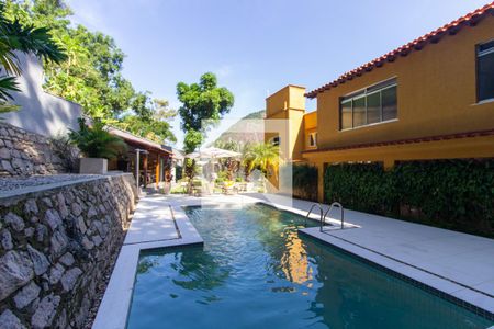 Casa à venda com 350m², 6 quartos e 6 vagas Casa à venda com 350m², 6 quartos e 6 vagasPiscina