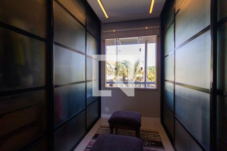 Casa à venda com 350m², 6 quartos e 6 vagas Casa à venda com 350m², 6 quartos e 6 vagasCloset Suite 1