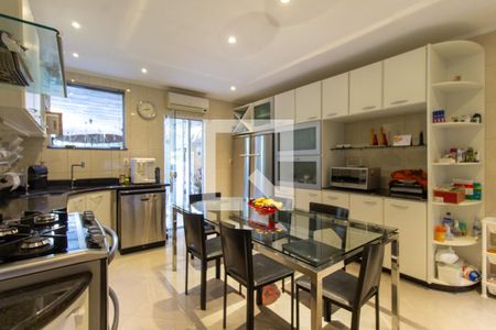 Casa à venda com 350m², 6 quartos e 6 vagas Casa à venda com 350m², 6 quartos e 6 vagasCozinha