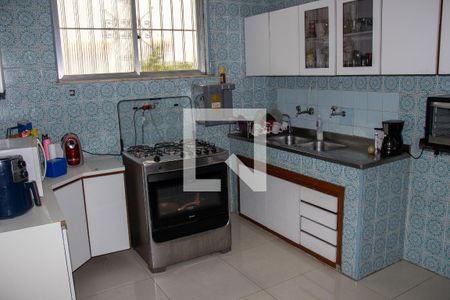 Casa à venda com 340m², 4 quartos e 3 vagas Casa à venda com 340m², 4 quartos e 3 vagasCozinha