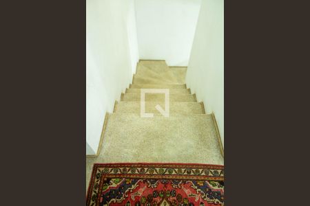 Casa à venda com 179m², 3 quartos e 2 vagas Casa à venda com 179m², 3 quartos e 2 vagasEscadas