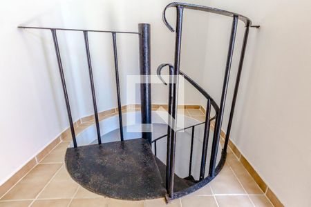 Escada de apartamento para alugar com 2 quartos, 100m² em Caiçara, Praia Grande