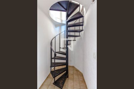 Escada de apartamento para alugar com 2 quartos, 100m² em Caiçara, Praia Grande