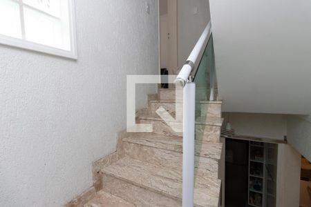 Casa de condomínio à venda com 214m², 3 quartos e 2 vagas Casa de condomínio à venda com 214m², 3 quartos e 2 vagasEscada