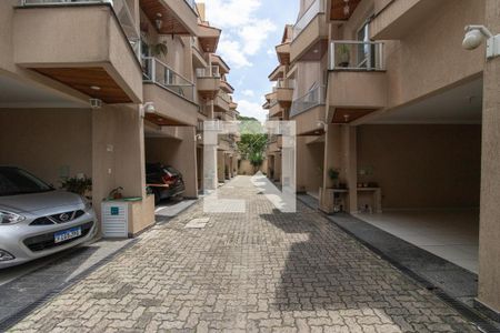 Casa de condomínio à venda com 214m², 3 quartos e 2 vagas Casa de condomínio à venda com 214m², 3 quartos e 2 vagasÁrea Externa