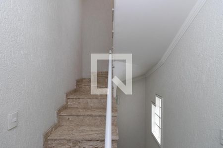 Casa de condomínio à venda com 214m², 3 quartos e 2 vagas Casa de condomínio à venda com 214m², 3 quartos e 2 vagasEscada