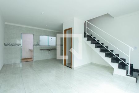 Sala de casa de condomínio para alugar com 2 quartos, 75m² em Itaquera, São Paulo