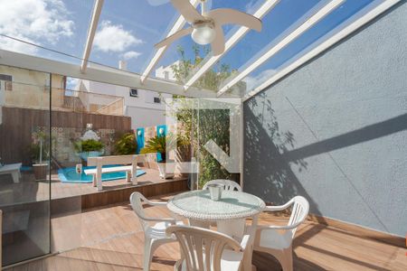 Casa de condomínio à venda com 240m², 4 quartos e 2 vagas Casa de condomínio à venda com 240m², 4 quartos e 2 vagasÁrea Externa