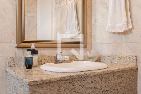 Casa de condomínio à venda com 240m², 4 quartos e 2 vagas Casa de condomínio à venda com 240m², 4 quartos e 2 vagasBanheiro da Suíte 1