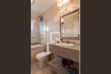 Casa de condomínio à venda com 240m², 4 quartos e 2 vagas Casa de condomínio à venda com 240m², 4 quartos e 2 vagasBanheiro da Suíte 1